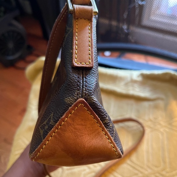 Authentic Vintage LV Trotter Crossbody - Picture 3 of 16